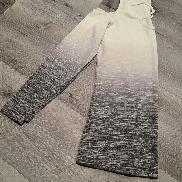 RICKI'S cutout shoulder sweater - Picture 2 of 3